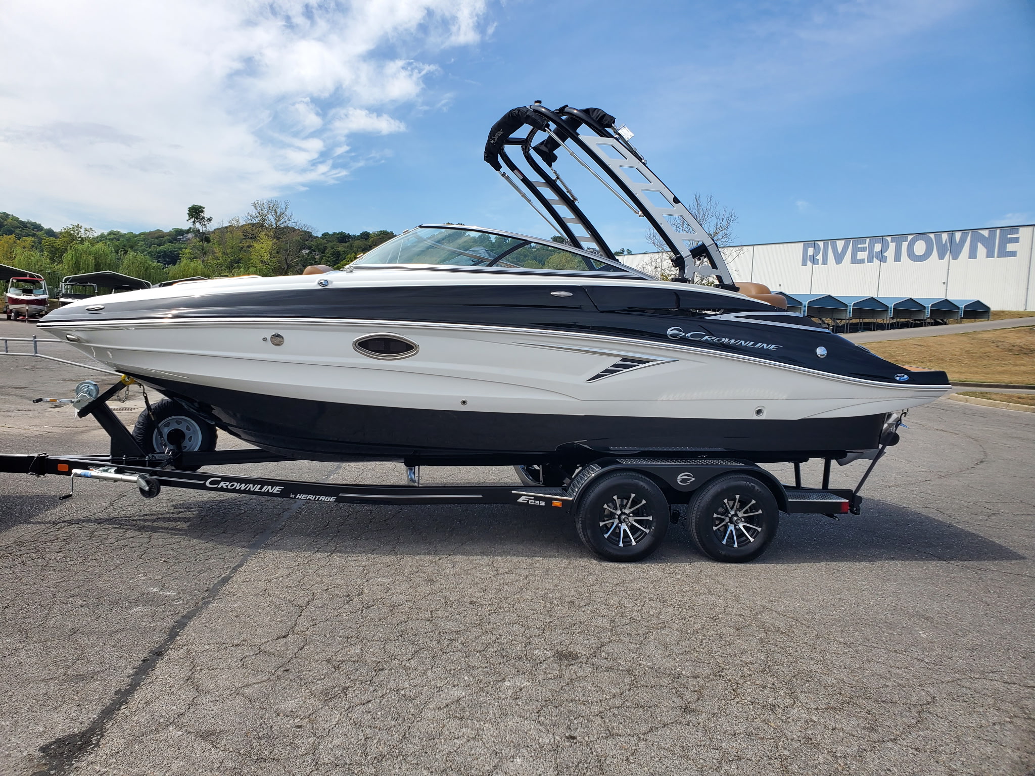 2025 Crownline E235