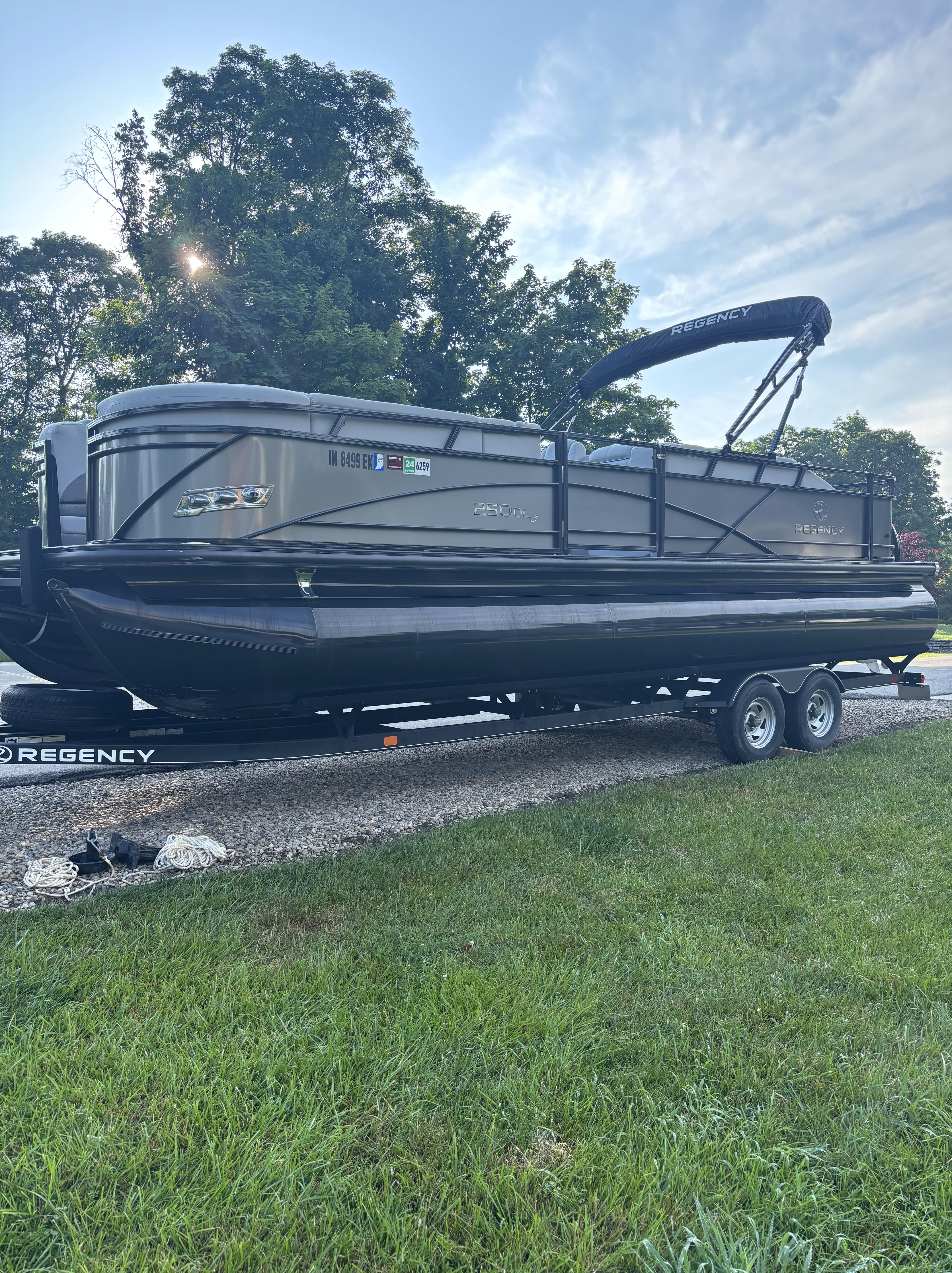 2021 Regency 250 DL3 Tritoon